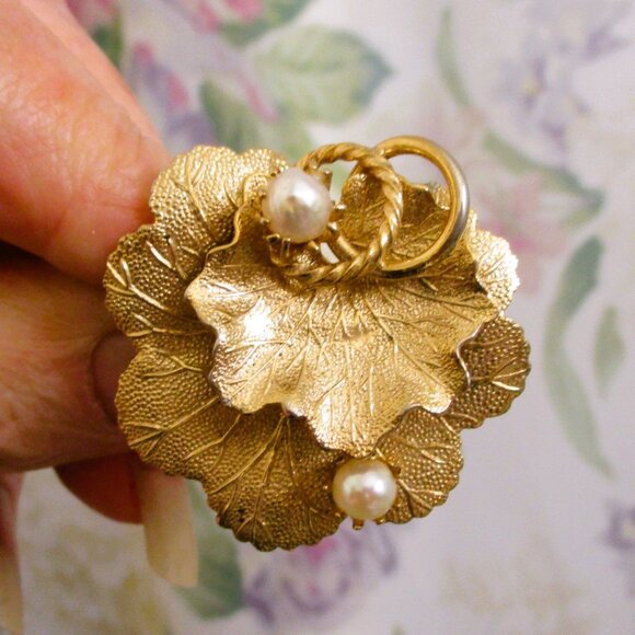 VINTAGE Cultured Pearls Gold Plate Brooch Earrings Set ~ Gold Leaf Swirl Pearls - Picture 7 of 16